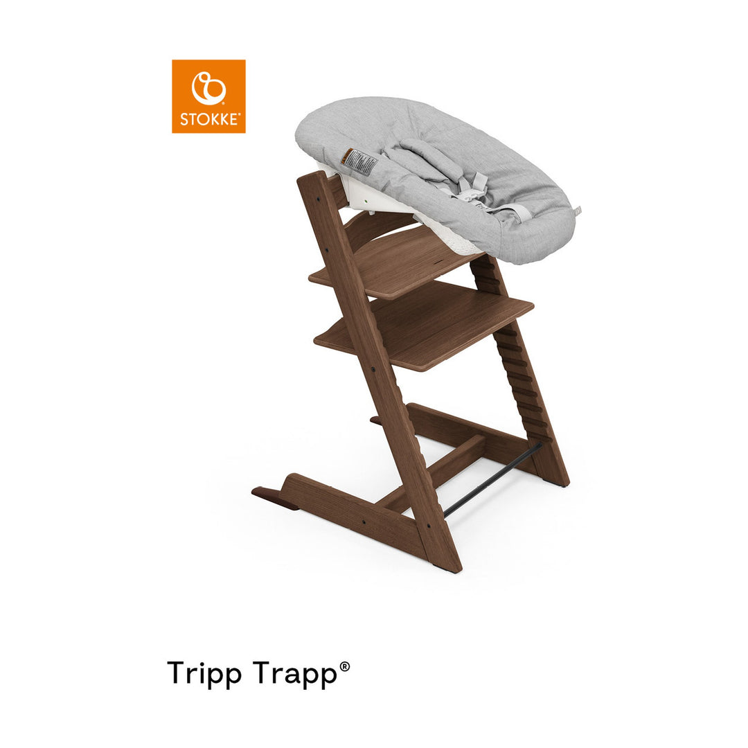 Stokke Tripp Trapp® stol i eik, varm brun, med grått newborn-sett