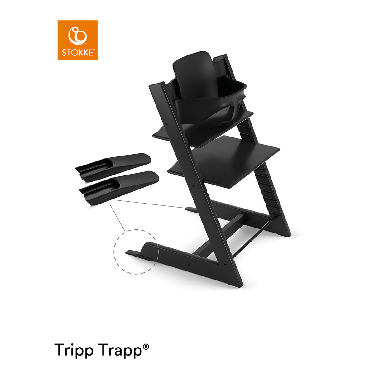Stokke Tripp Trapp baby set i sort på barnestol i samme farge, med ekstra glidemeier, mot hvit bakgrunn