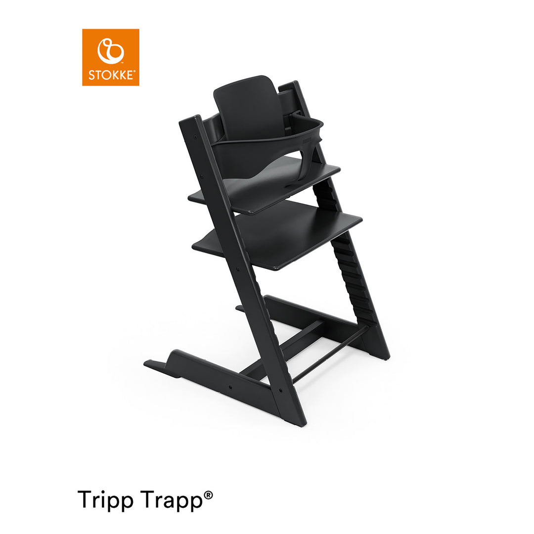 Stokke Tripp Trapp Baby Set i sort, montert på sort høystol, mot hvit bakgrunn