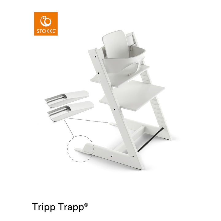 Stokke Tripp Trapp baby set i hvit på hvit barnestol, med ekstra glidemeier, mot hvit bakgrunn