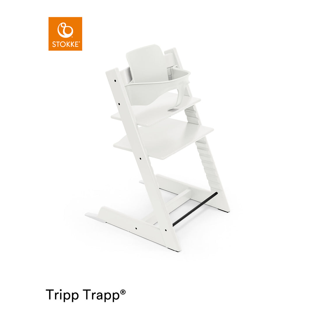 Stokke Tripp Trapp Baby Set i hvit, montert på hvit høystol, mot hvit bakgrunn