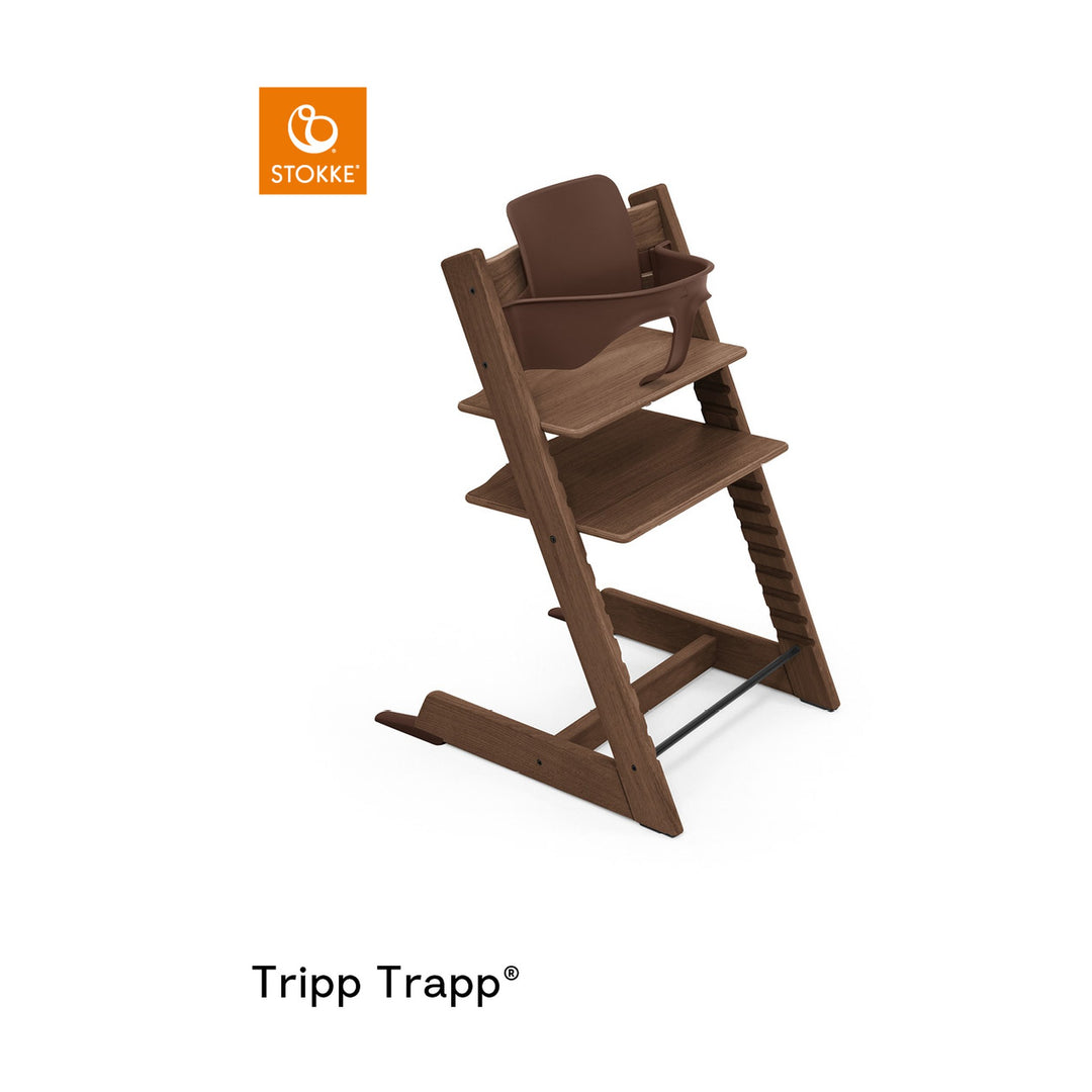Stokke Tripp Trapp® baby set i varm brun på barnestol i naturtre