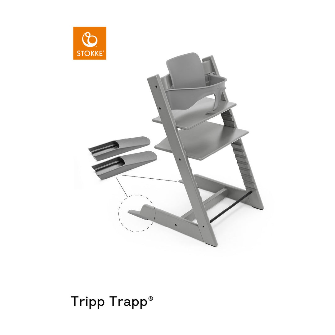 Stokke Tripp Trapp® baby set i stormgrått på barnestol i naturtre