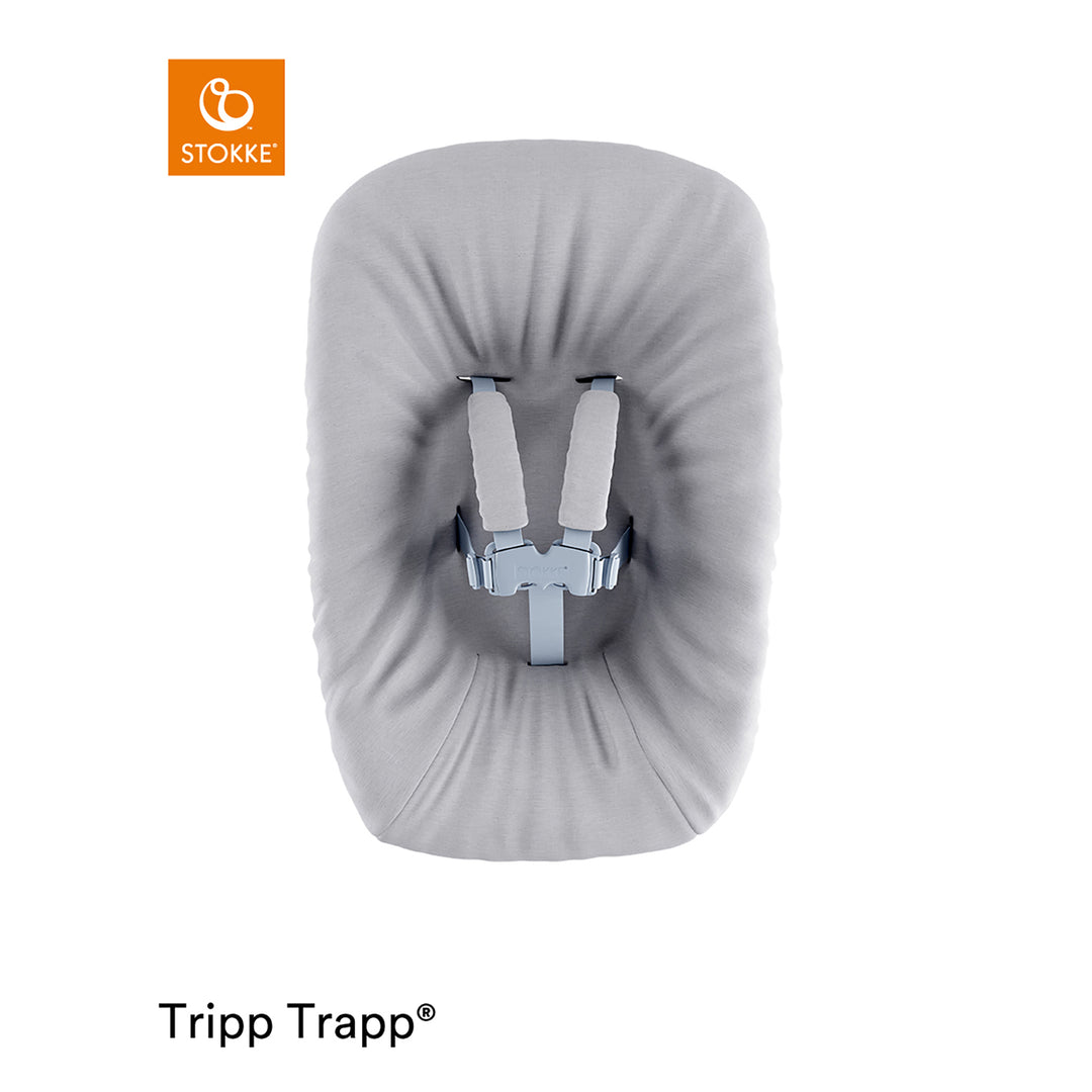 Stokke Tripp Trapp Newborn Set i grått, sett ovenfra med polstret sele og grått trekk