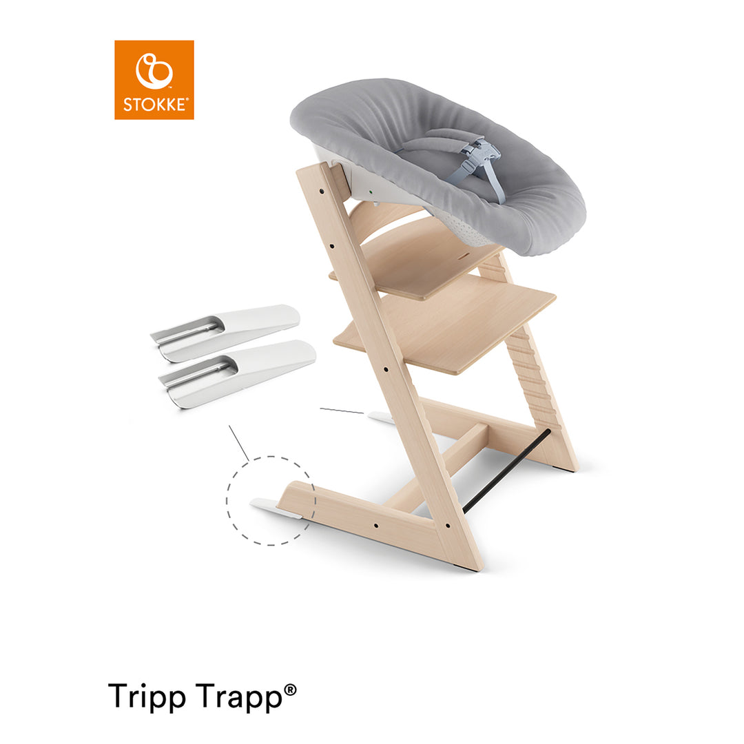 Stokke Tripp Trapp Newborn Set i grått på natur høystol, vist med tilhørende monteringsdeler