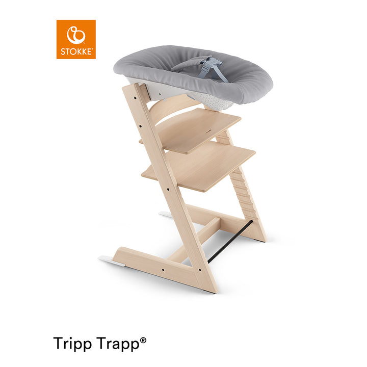 Stokke Tripp Trapp Newborn Set i grått montert på natur høystol, med ekstra deler ved siden