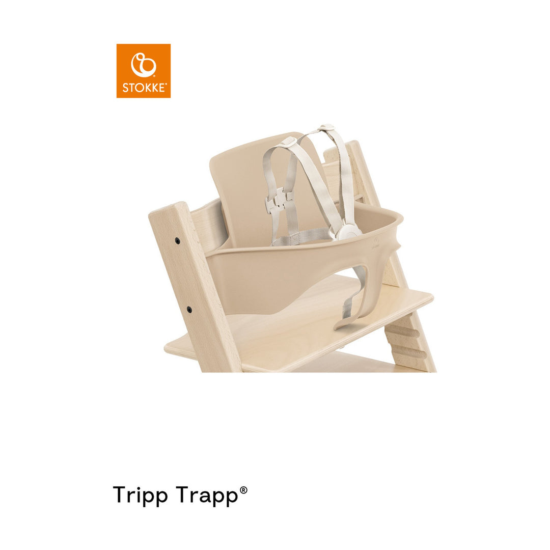 Stokke Tripp Trapp® sele i beige montert på barnestol i naturtre