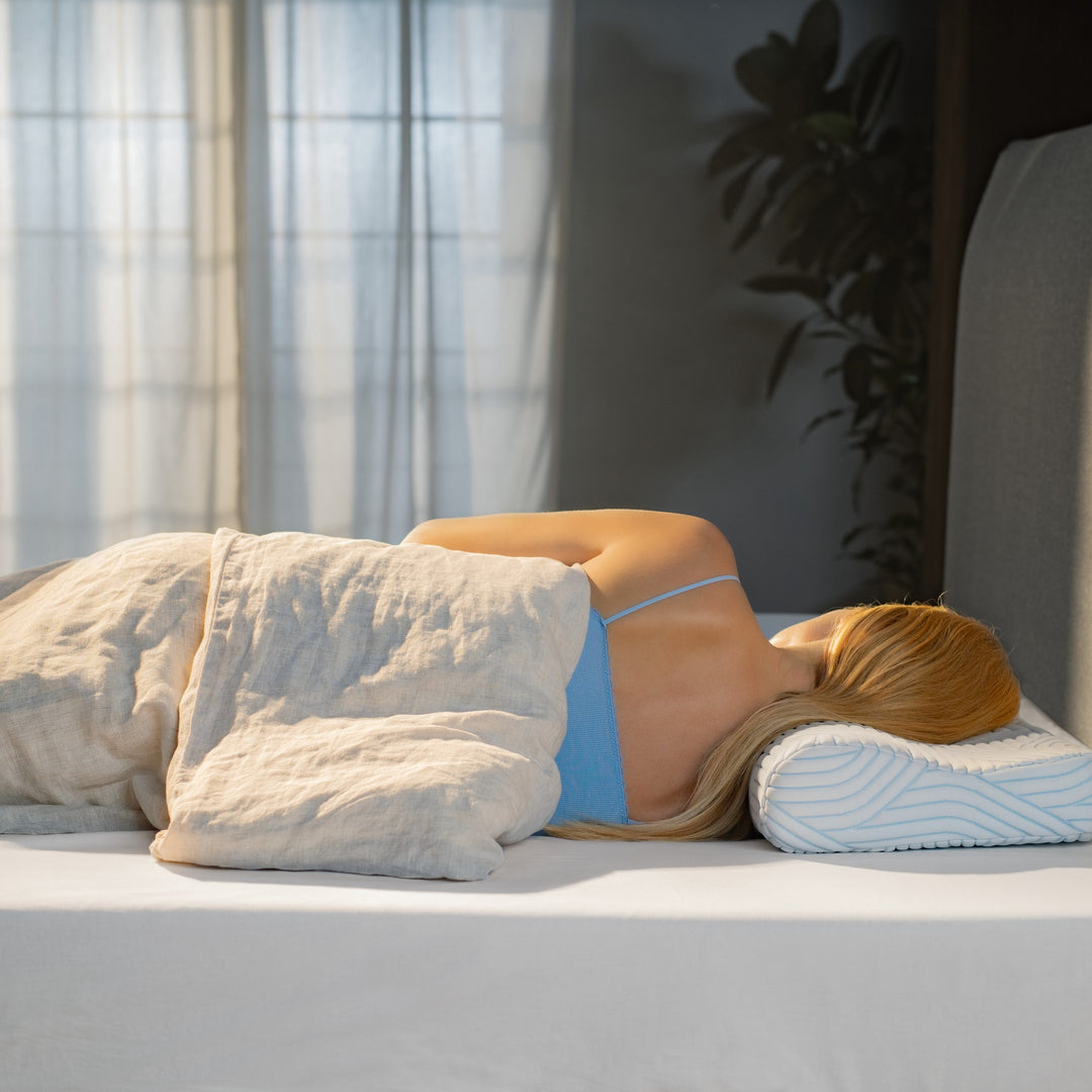 Tempur SmartCool Original hodepute under kvinne som sover på magen i solfylt soverom med plante