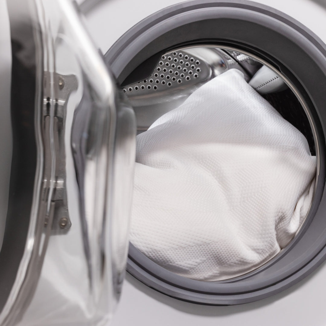 Tempur Comfort PureClean hodeputetrekk i hvitt lagt inn i en åpen vaskemaskin