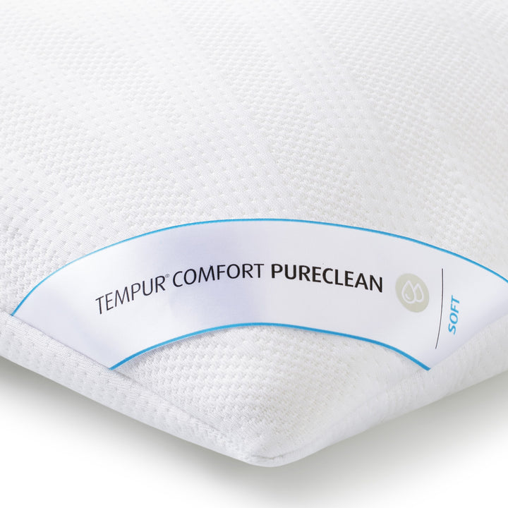 Tempur Comfort PureClean hodepute i hvitt med nærbilde av etiketten som viser fastheten Soft
