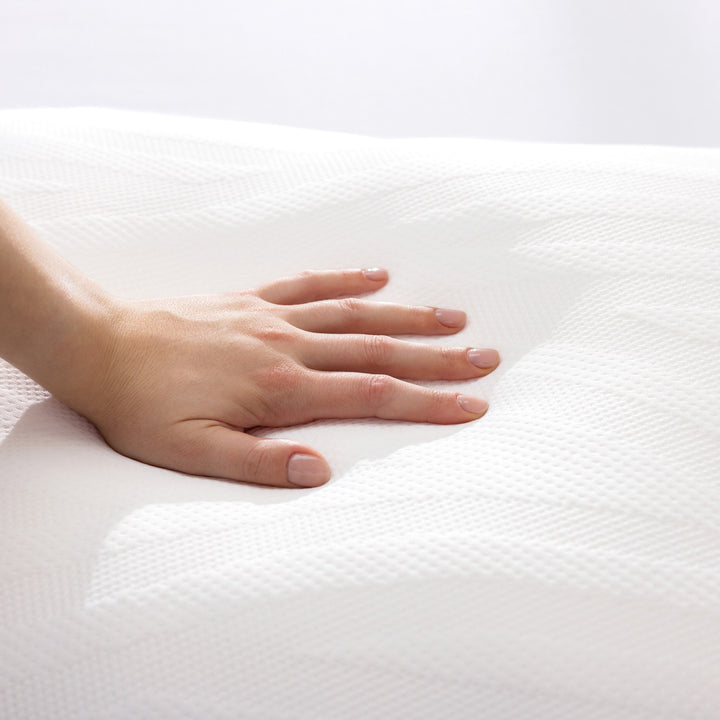 Tempur Comfort PureClean hodepute i hvitt der en hånd trykkes ned i det myke trekket