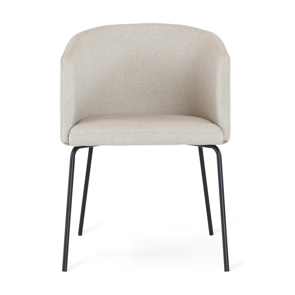Fab spisestol i beige stoff med buet ryggstø og sorte metallben, sett forfra mot hvit bakgrunn