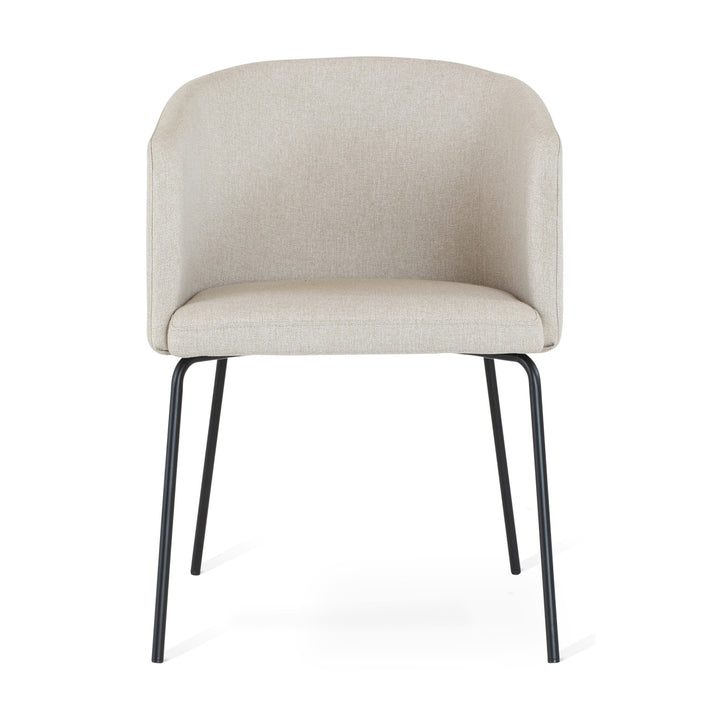 Fab spisestol i beige stoff med buet ryggstø og sorte metallben, sett forfra mot hvit bakgrunn