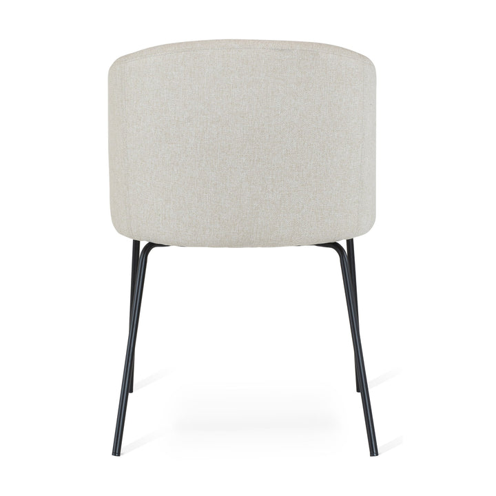 Fab spisestol i beige stoff med sorte metallben, sett bakfra mot hvit bakgrunn