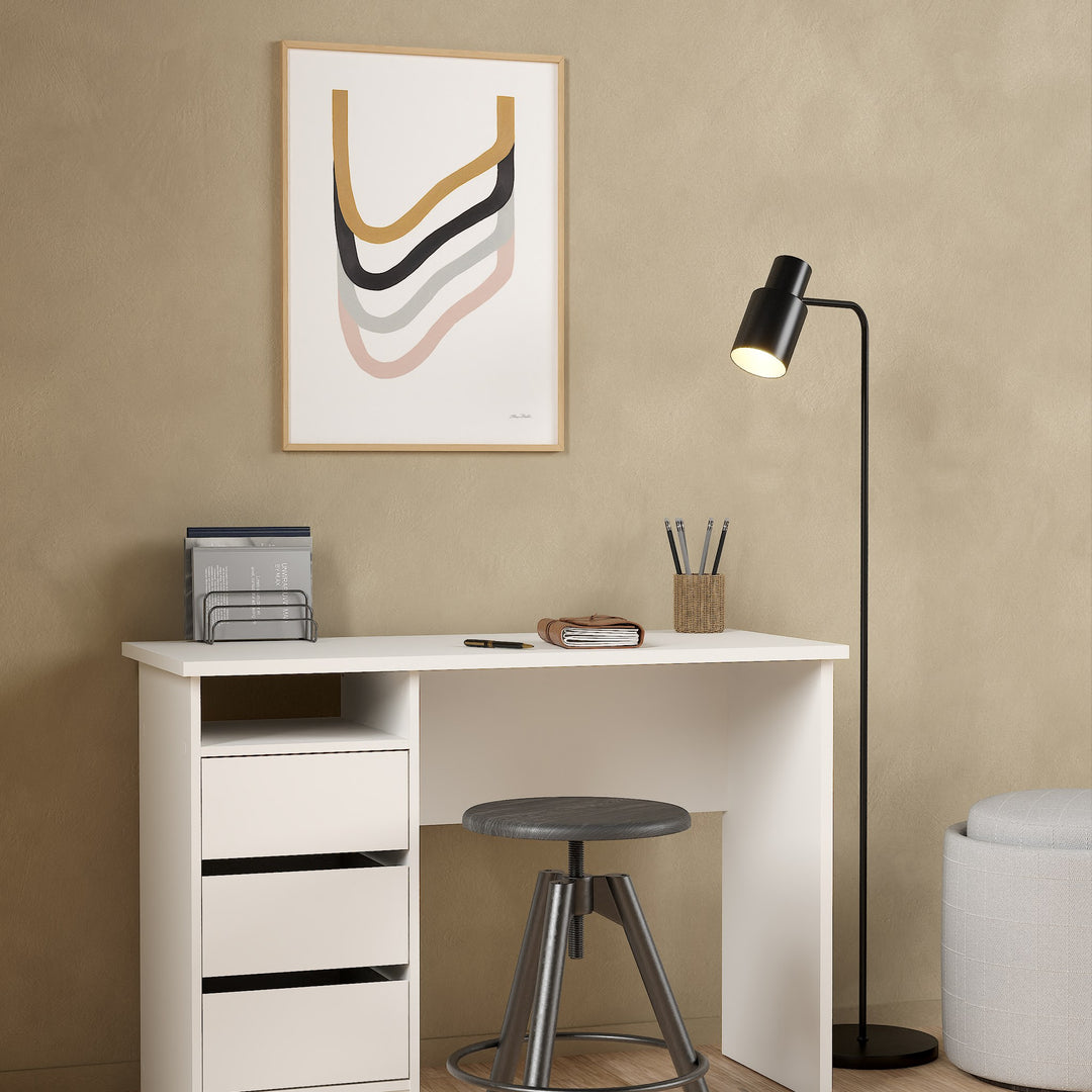 Function Plus 3 skrivebord i hvitt med skuffeseksjon mot sandfarget vegg, med gulvlampe og krakk