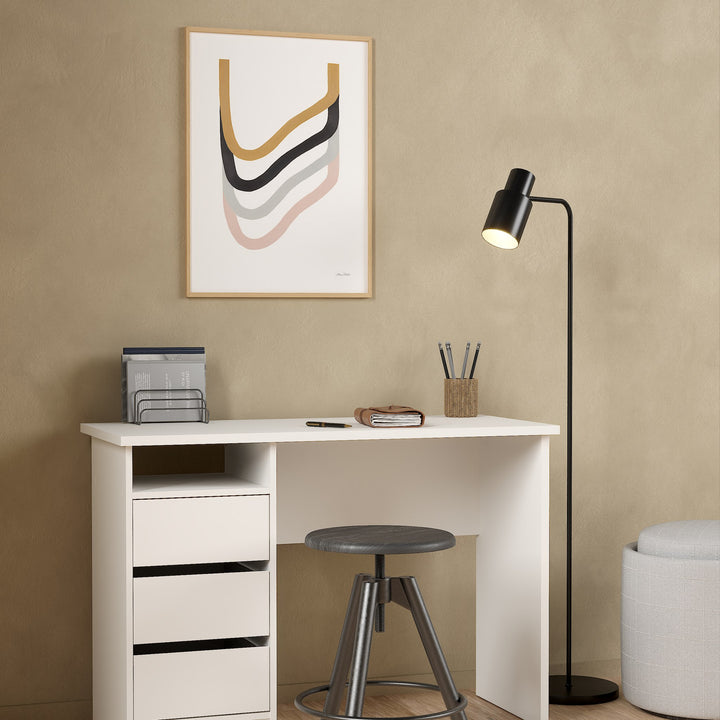 Function Plus 3 skrivebord i hvitt med skuffeseksjon mot sandfarget vegg, med gulvlampe og krakk