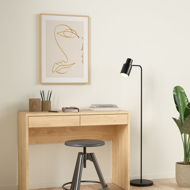 Function Plus 2 skrivebord i lys eik med to skuffer, med gulvlampe, krakk og grønn plante
