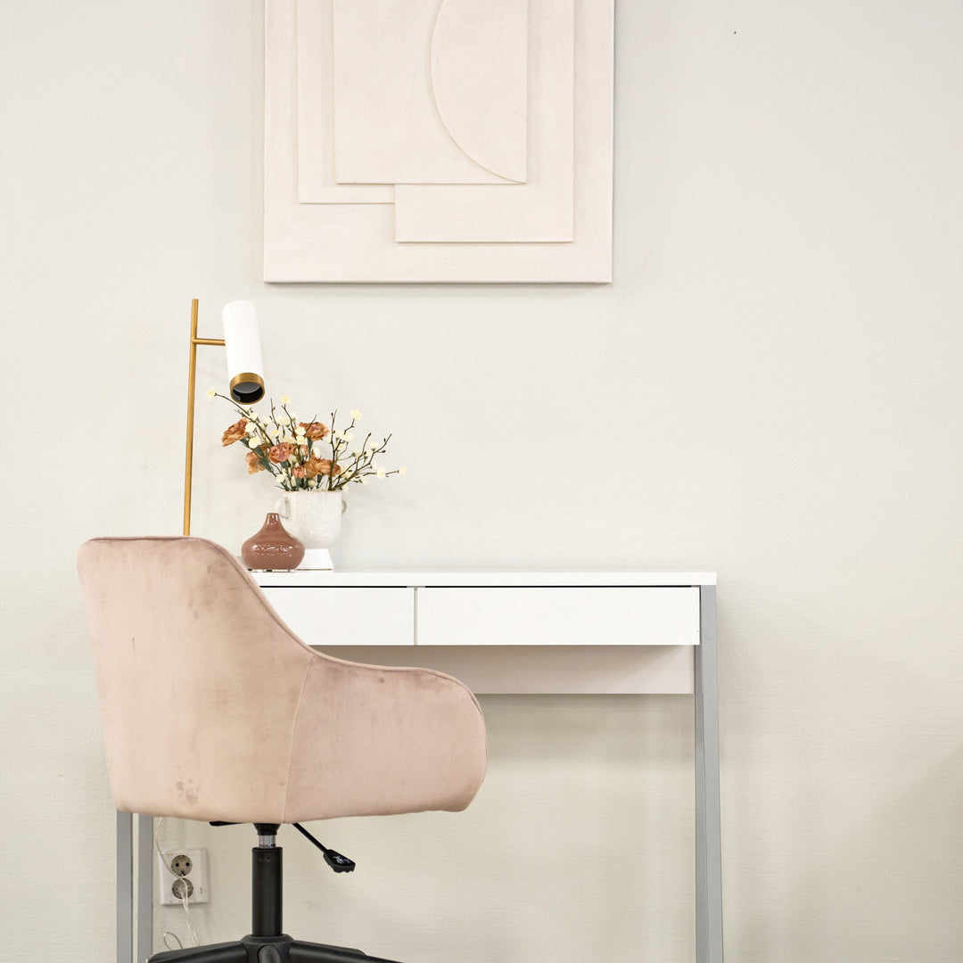 Function skrivebord i hvitt med grå metallben, med blomstervase og rosa velurstol i lyst rom