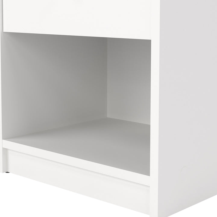 May nattbord, detalj av åpent rom under skuffen i hvit