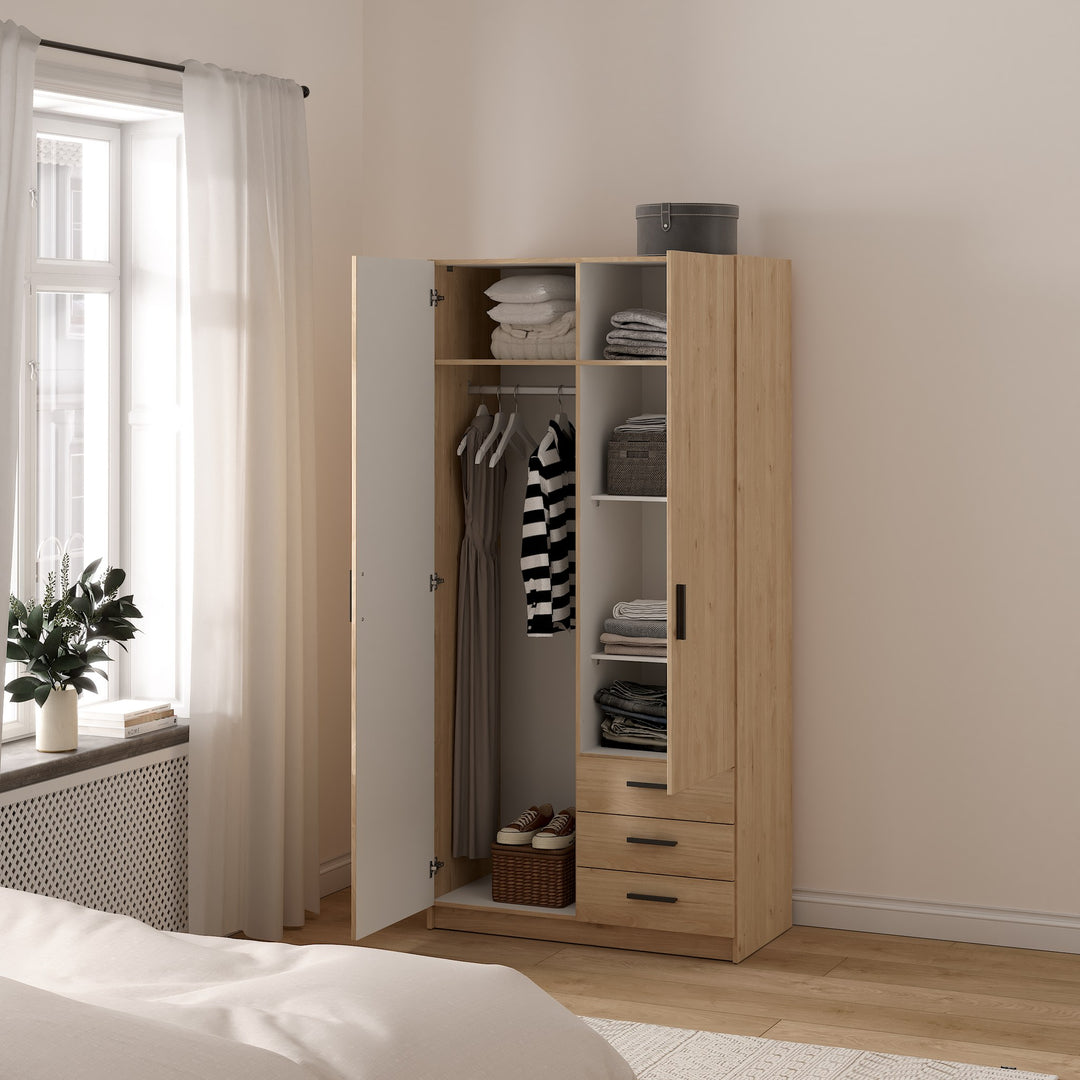 Sprint garderobeskap i jackson hickory, åpent med klær og hyller, i lyst soverom