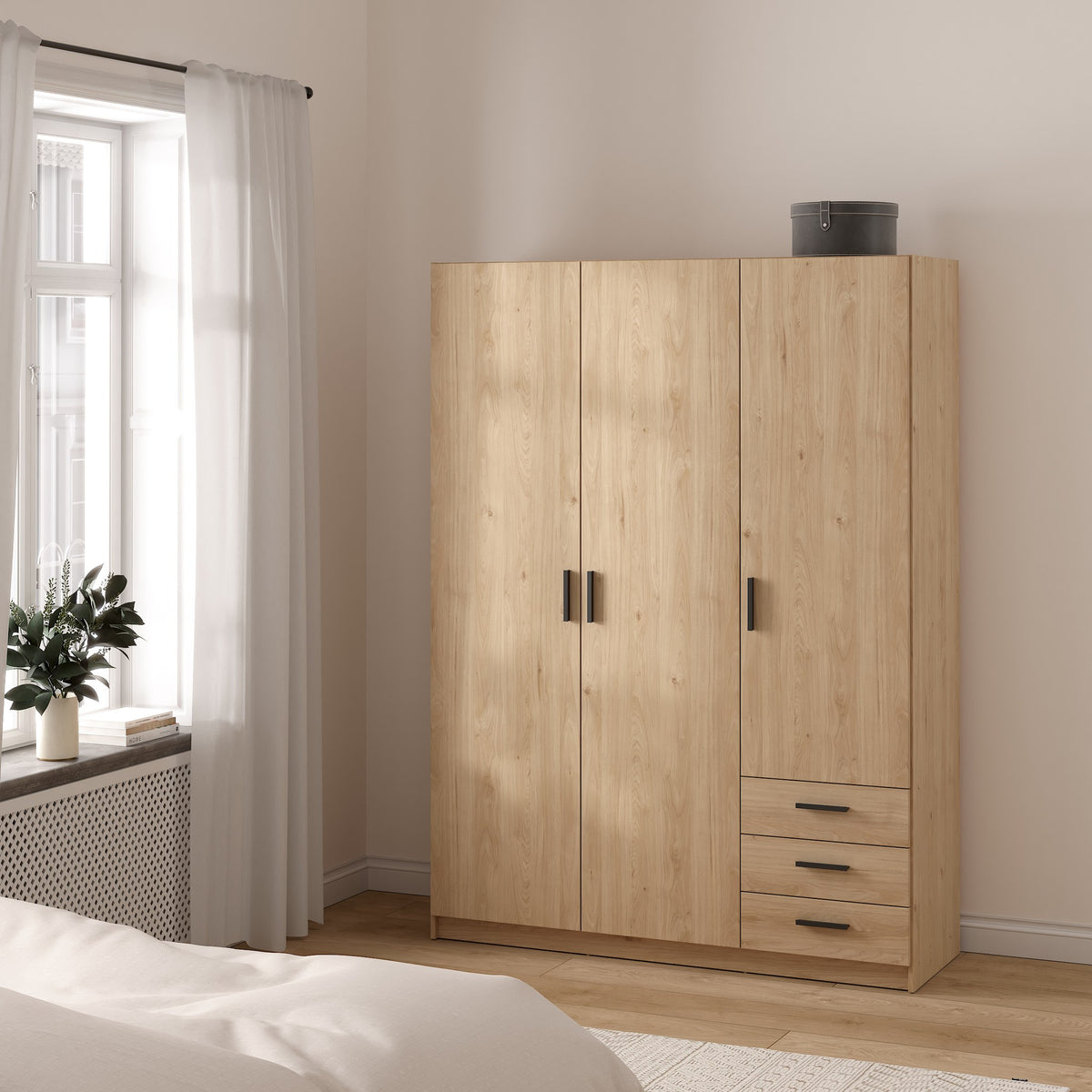 Sprint garderobeskap i lys eik med tre dører og tre skuffer, i lyst soverom