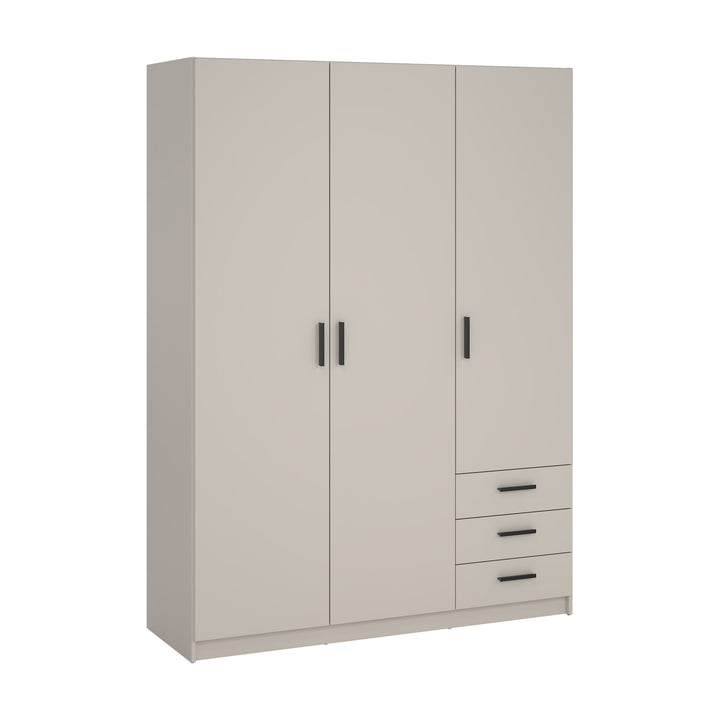 Sprint garderobeskap i cashmere lys beige, tre lukkede dører med tre skuffer, sett rett forfra