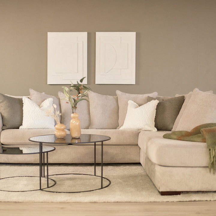 Havanna hjørnesofa i beige med pynteputer, høyrevendt, med glassbord i nøytral stue