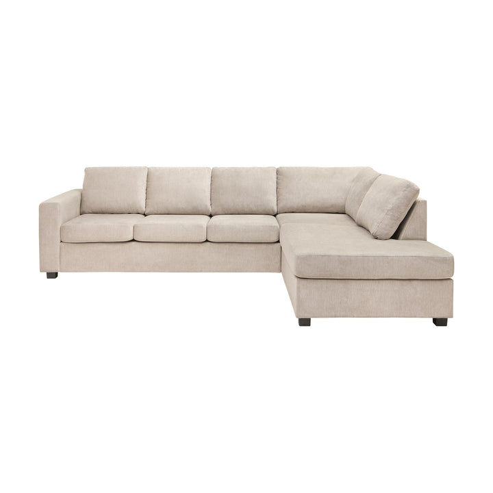 Oslo hjørnesofa i beige stoff med sjeselong til høyre, sett forfra mot hvit bakgrunn