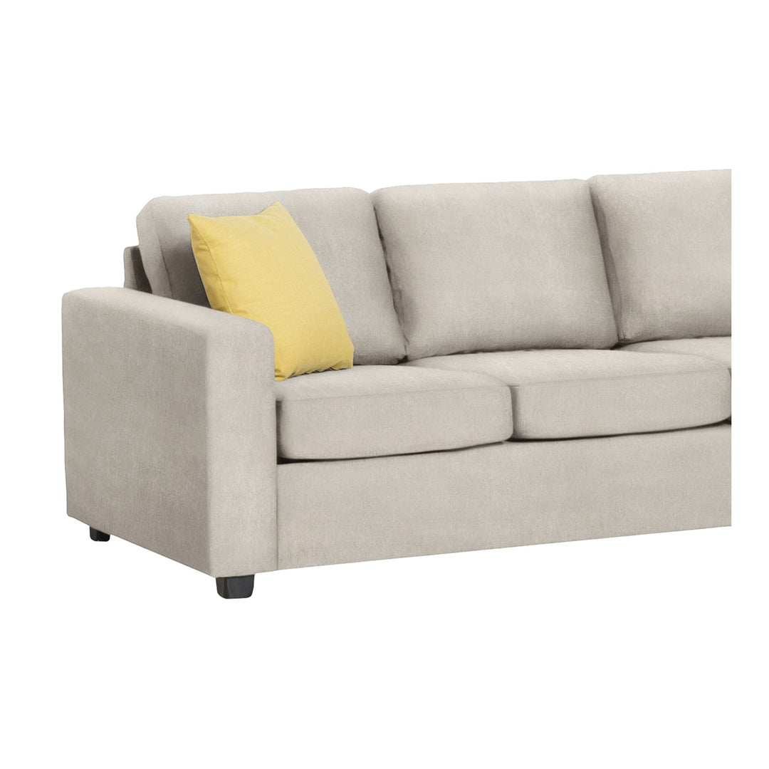 Oslo hjørnesofa i beige stoff med gul pute, sett fra armlenet mot hvit bakgrunn