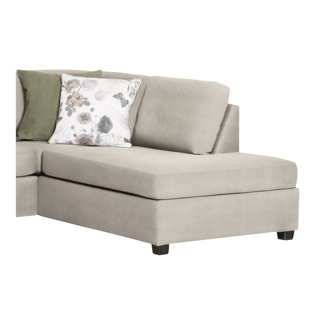Oslo hjørnesofa i beige stoff, sjeselong med grønn og blomstrete pute mot hvit bakgrunn