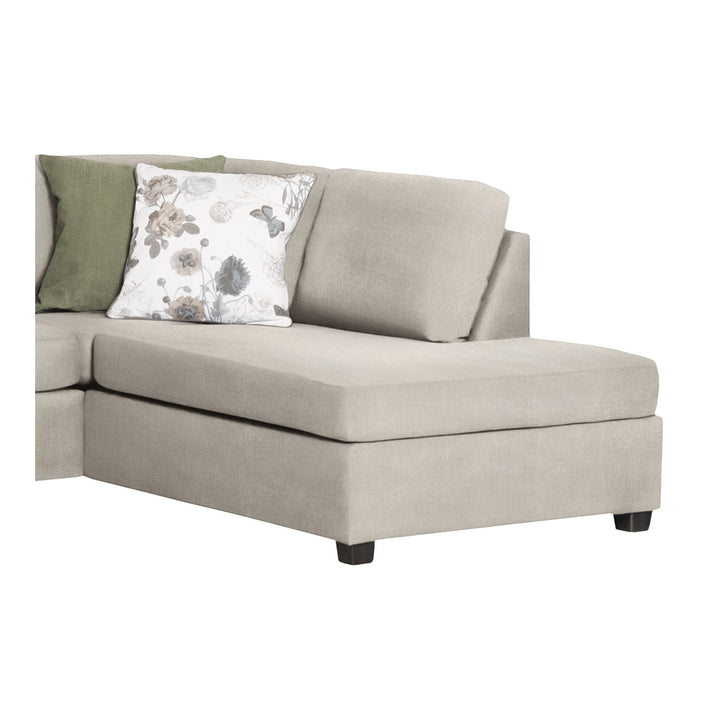 Oslo hjørnesofa i beige stoff, sjeselong med grønn og blomstrete pute mot hvit bakgrunn