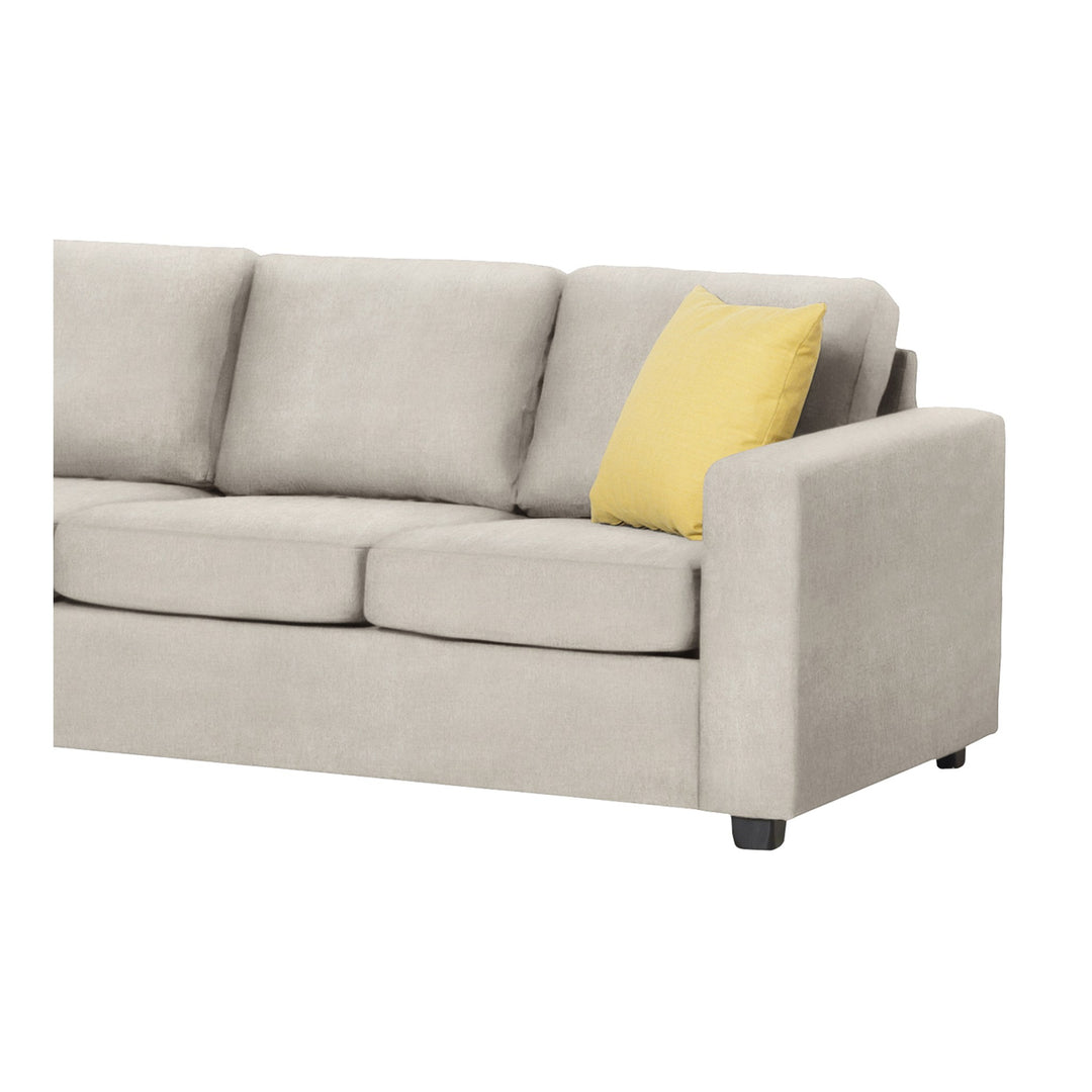 Oslo hjørnesofa i beige stoff med gul pute, sett fra armlenet mot hvit bakgrunn