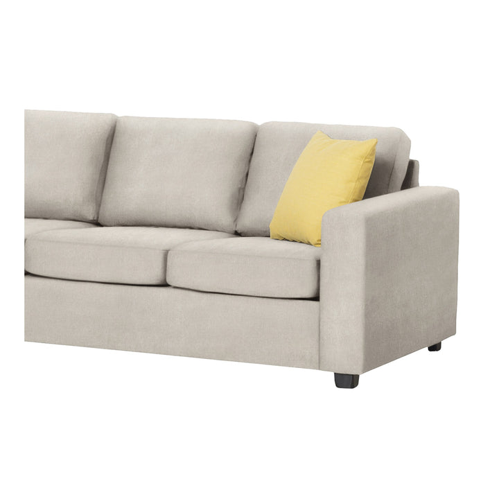 Oslo hjørnesofa i beige stoff med gul pute, sett fra armlenet mot hvit bakgrunn