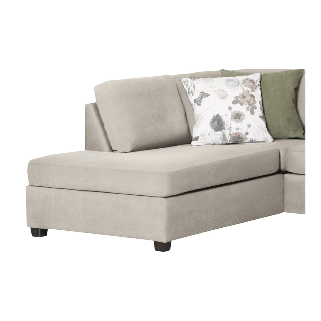 Oslo hjørnesofa i beige stoff, sjeselong med grønn og blomstrete pute mot hvit bakgrunn