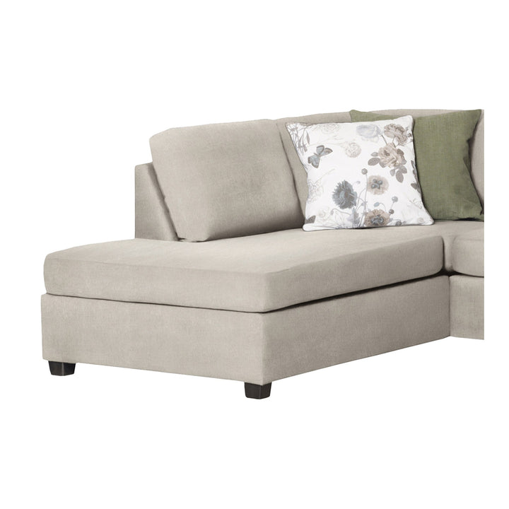 Oslo hjørnesofa i beige stoff, sjeselong med grønn og blomstrete pute mot hvit bakgrunn