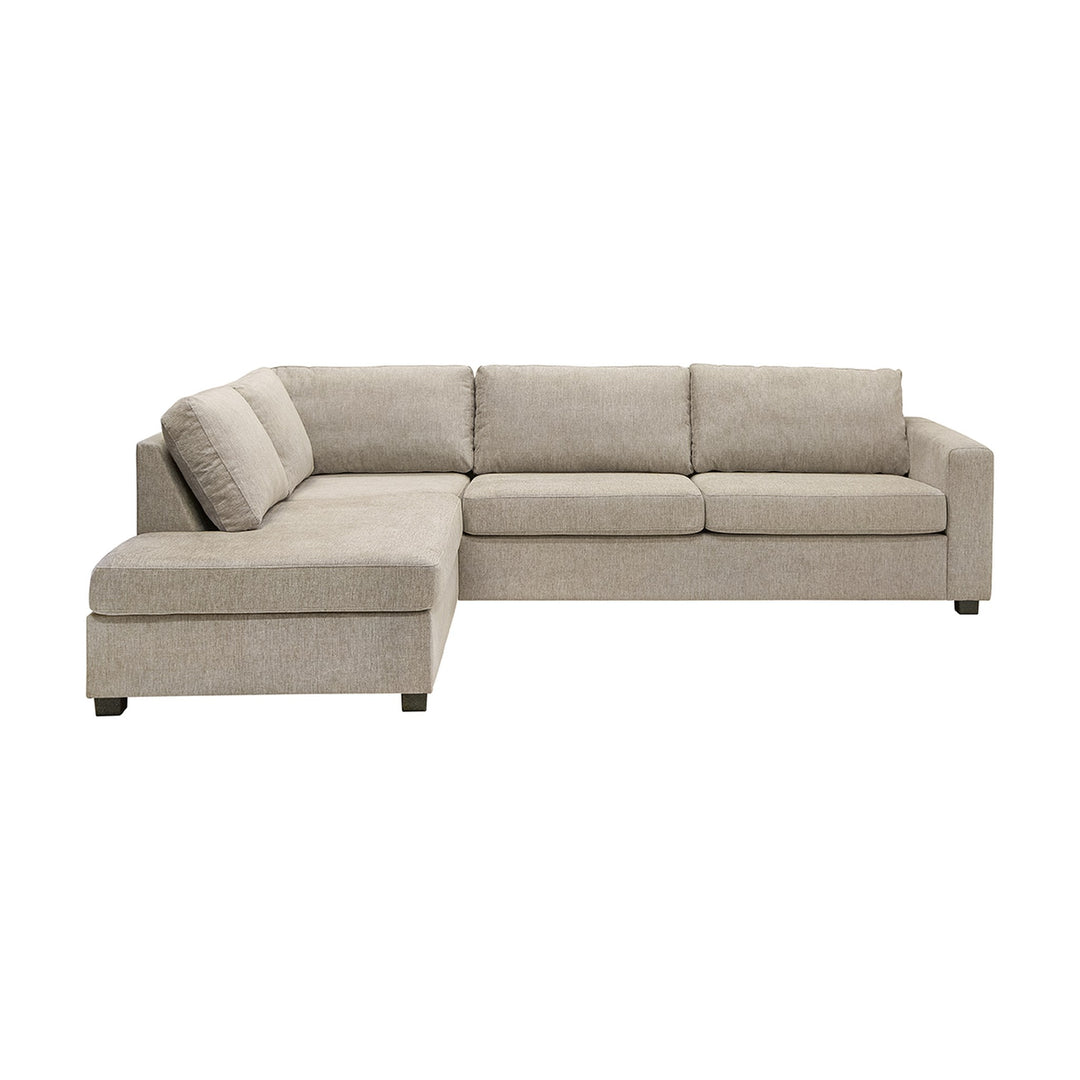 Oslo hjørnesofa i beige stoff med venstrevendt sjeselong og sorte ben, mot hvit bakgrunn.
