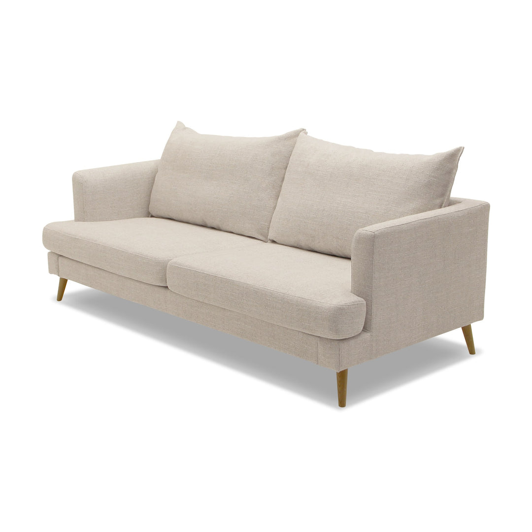 Justin sofa, 3-seter i lys beige stoff med løse ryggputer og treben, sett skrått.