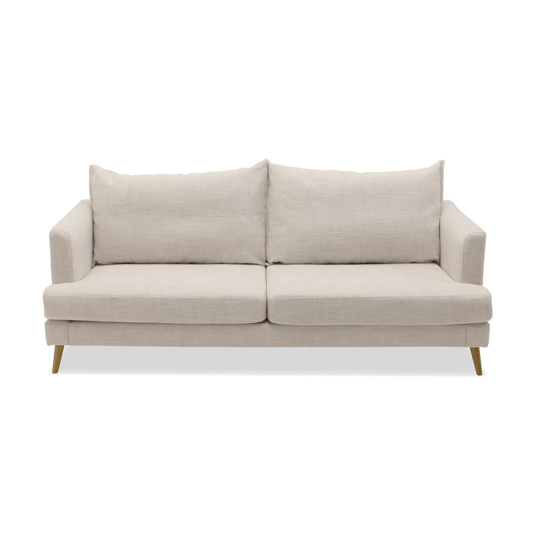 Justin sofa i lys beige stoff med løse ryggputer og treben