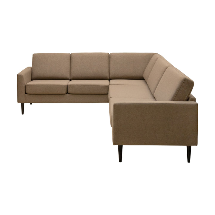 Pescara sofa, høyrevendt hjørnesofa i lys gråbrun stoff med sorte ben.