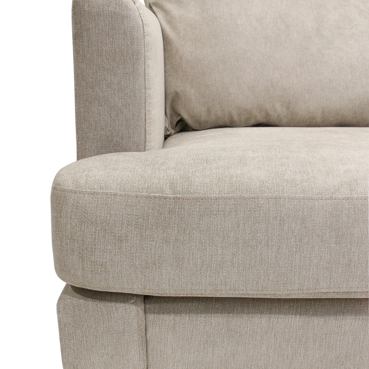 Justin hjørnesofa i beige stoff, nærbilde av armlene, setepute og rygg