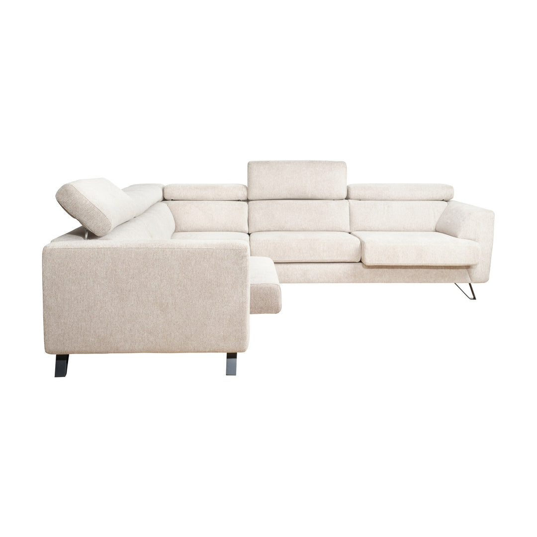 Billund hjørnesofa i beige stoff med justerbare nakkestøtter, sett skrått forfra