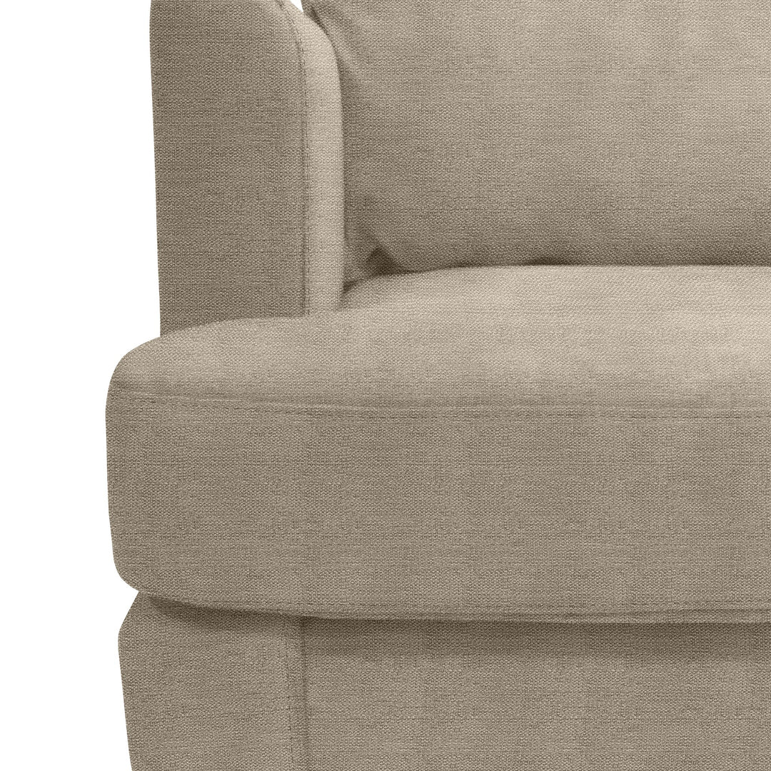 Justin hjørnesofa i beige stoff, nærbilde av armlene og myk setepute