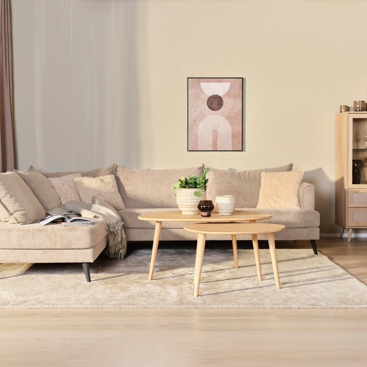 Justin hjørnesofa i beige stoff, venstrevendt sjeselong, runde eikebord og rosa plakat