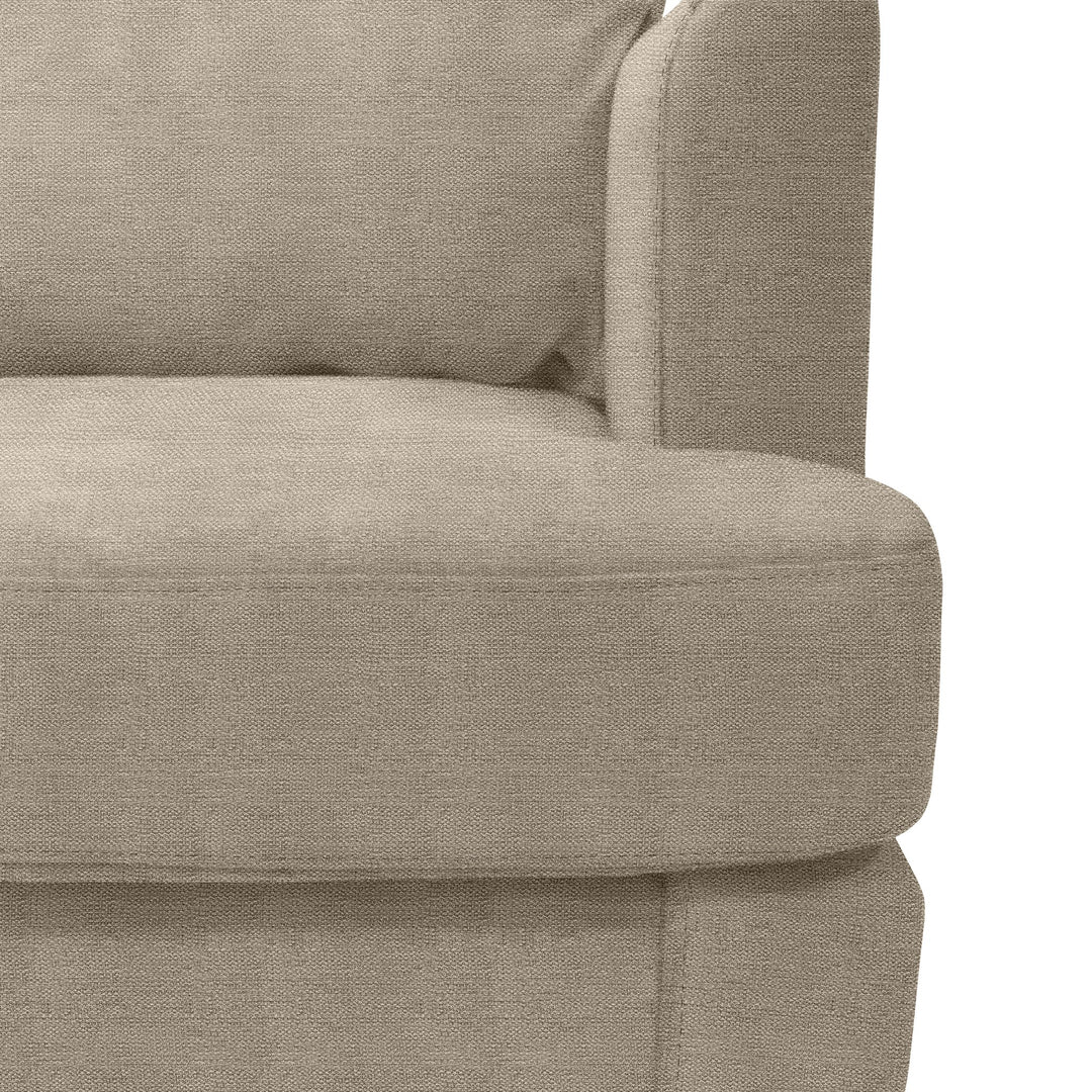 Justin hjørnesofa i beige stoff, nærbilde av armlene, rygg og setepute