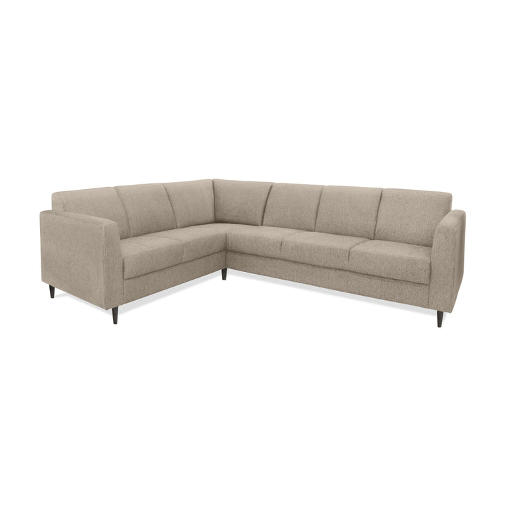 Rhodes sofa i beige stoff, hjørnesofa med kanalsøm i ryggen og mørke treben, hvit bakgrunn
