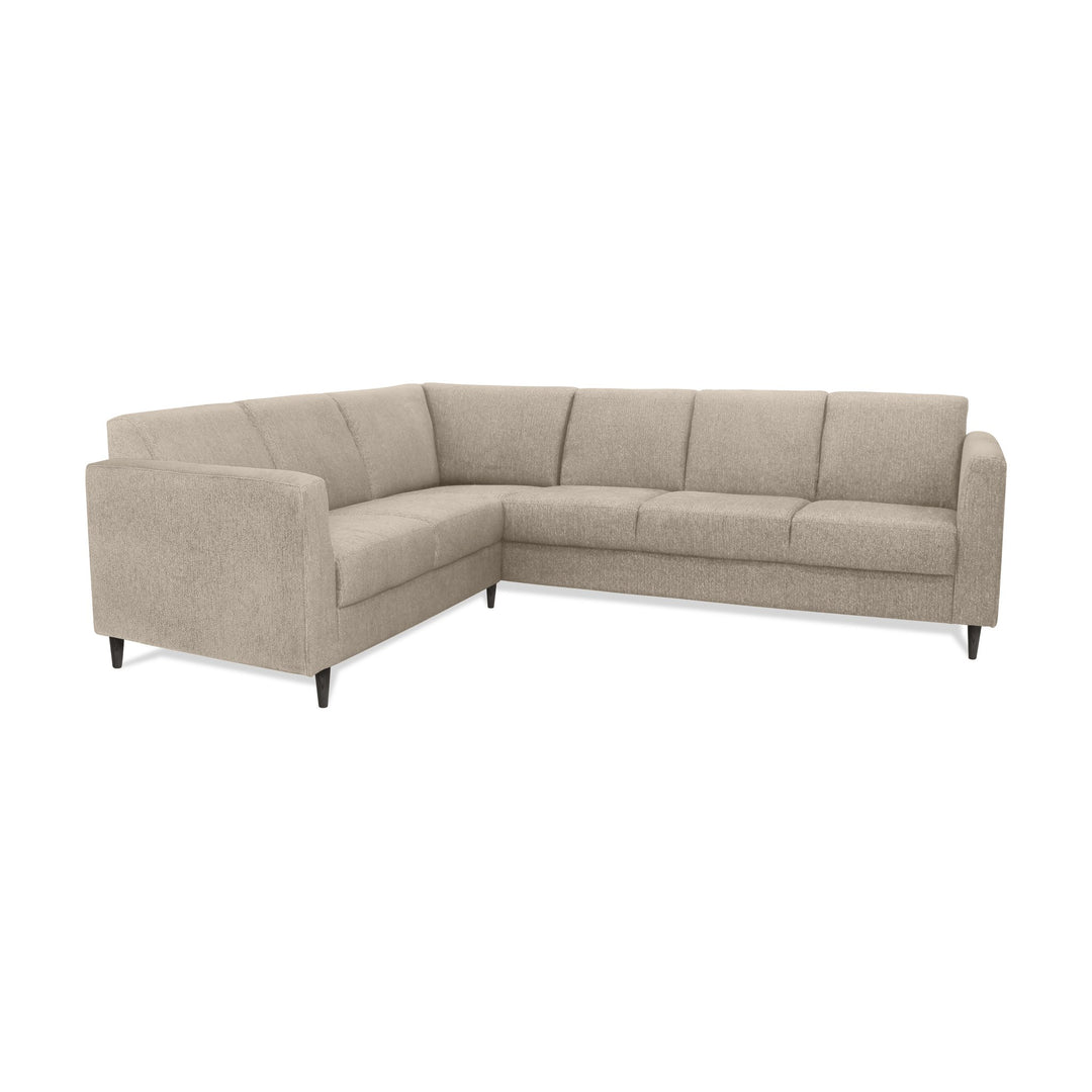 Rhodes sofa i beige stoff, hjørnesofa med kanalsøm i ryggen, sett skrått forfra