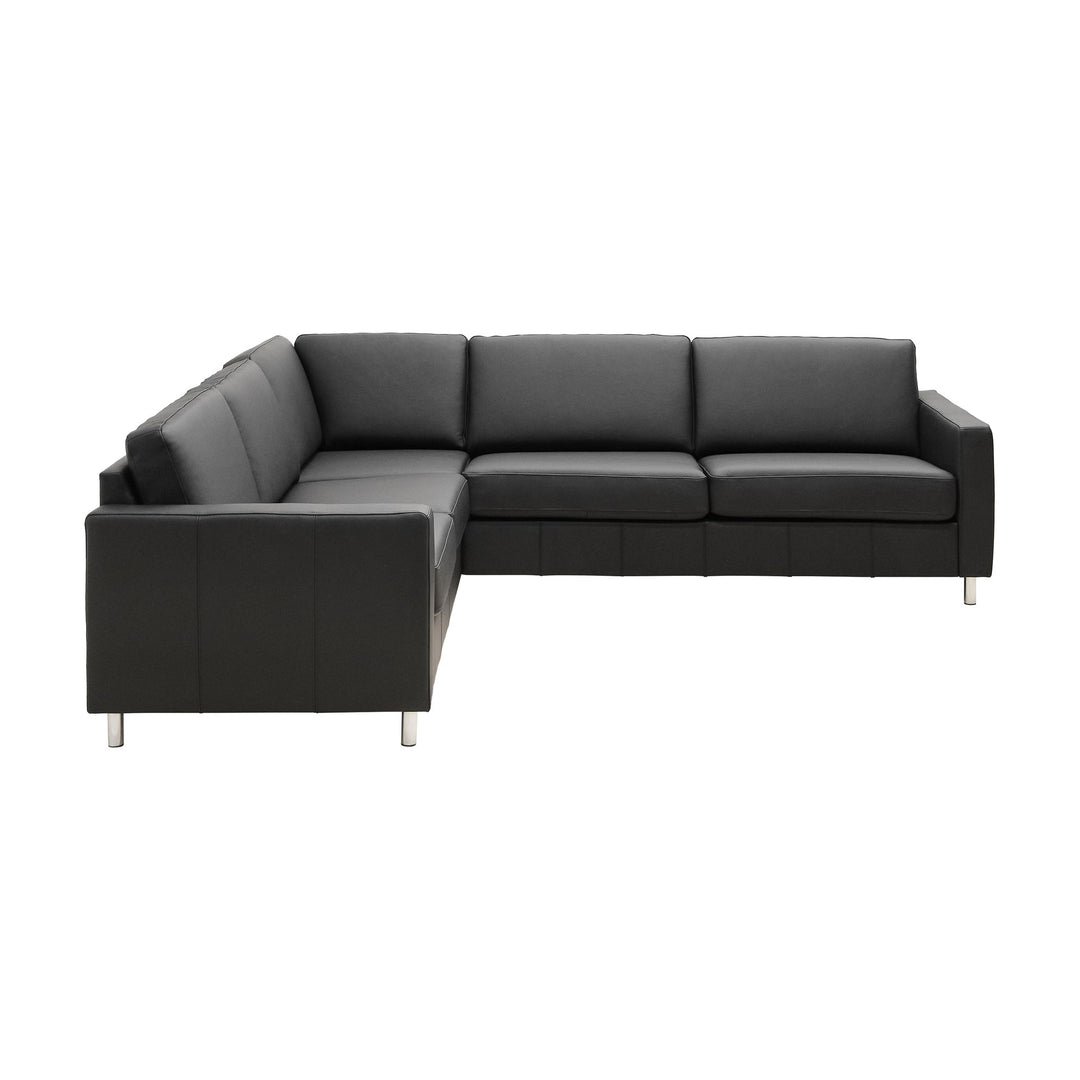 Solution modulsofa i sort skinn med hevet nakkestøtte, sett skrått forfra