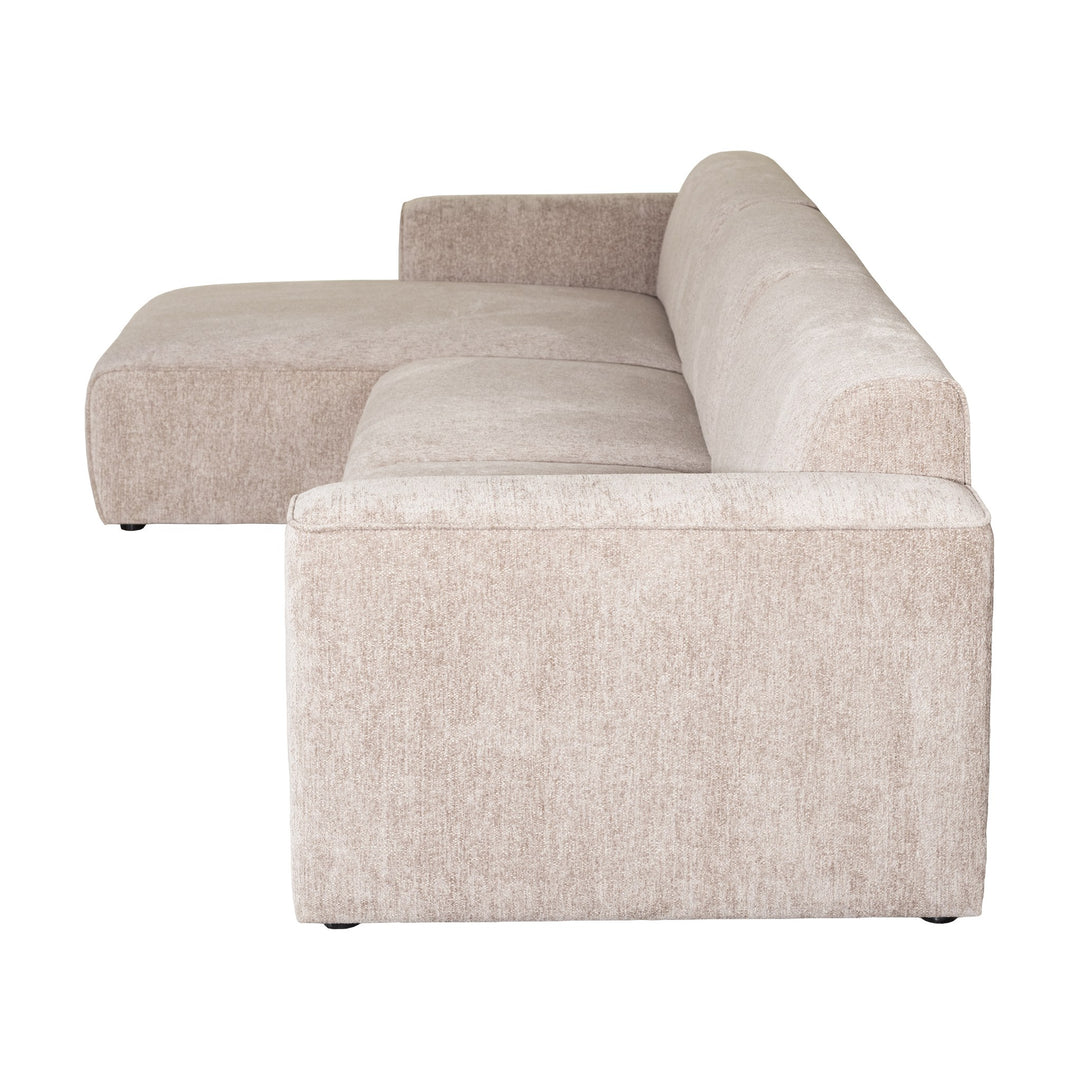 Como hjørnesofa i sandfarget chenille, sett fra siden mot hvit bakgrunn