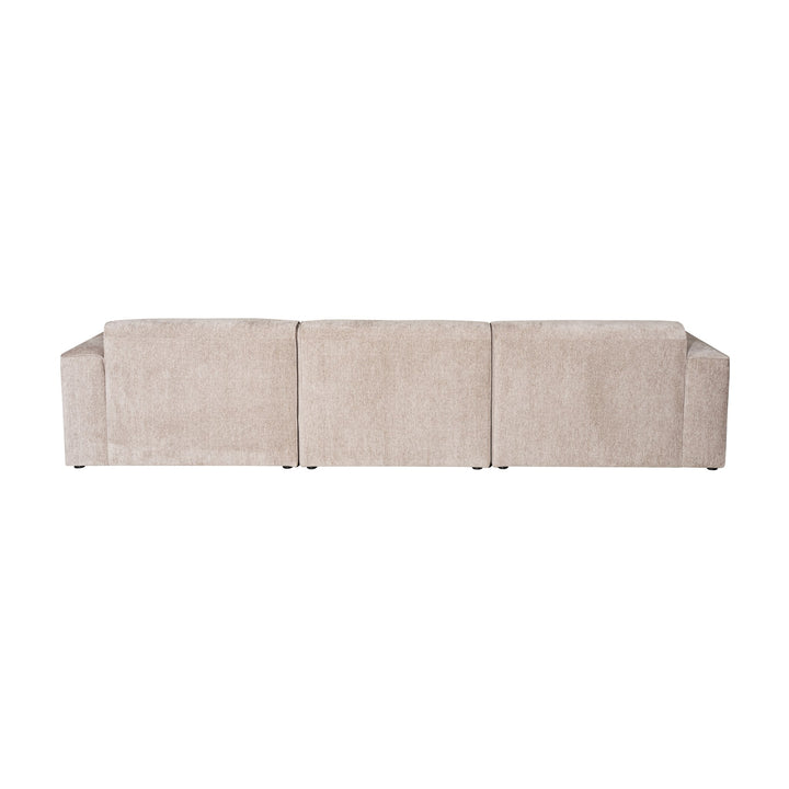 Como hjørnesofa i sandfarget chenille, sett bakfra mot hvit bakgrunn