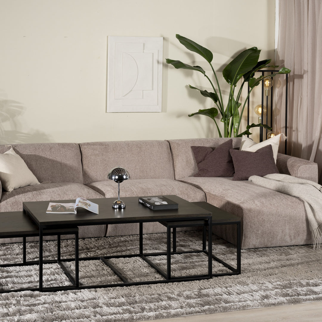 Como hjørnesofa i gråbeige chenille i stue med plante, gulvlampe og brune puter
